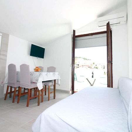 Charming Apartment In Tisno With 2 Bedrooms And Air Conditioning Eksteriør billede