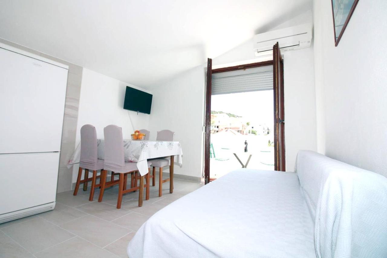 Charming Apartment In Tisno With 2 Bedrooms And Air Conditioning Eksteriør billede