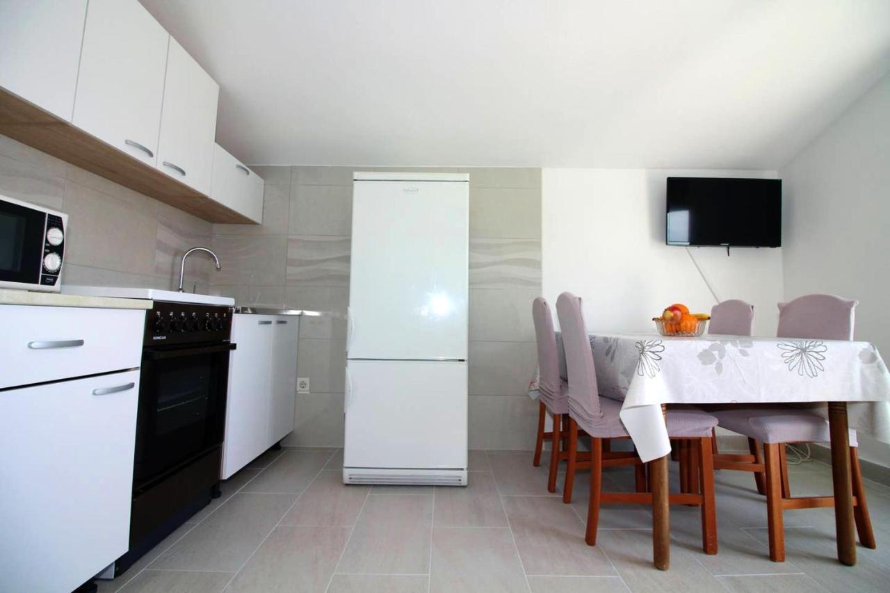 Charming Apartment In Tisno With 2 Bedrooms And Air Conditioning Eksteriør billede