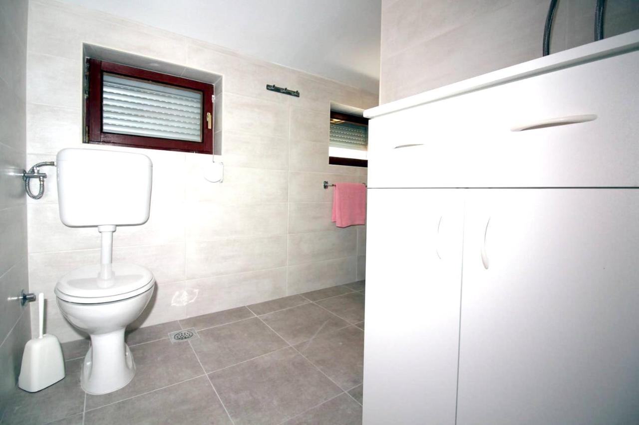 Charming Apartment In Tisno With 2 Bedrooms And Air Conditioning Eksteriør billede